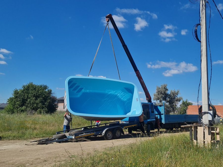 Монтаж композитной чаши краном на участке